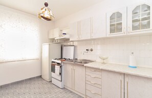 Standard Apartment, 3 Bedrooms (0184) | Private kitchen | Fridge, coffee/tea maker, electric kettle - Apartment 608 (Medulin)