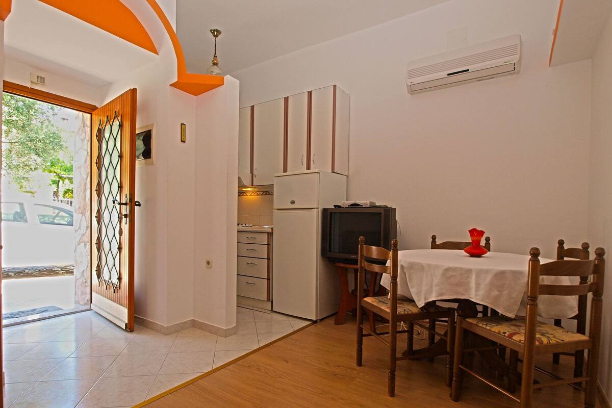 Standard Apartment, 2 Bedrooms (613/1470) | In-room dining