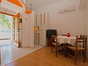 Standard-Apartment, 2 Schlafzimmer (613/1470) | Essbereich im Zimmer