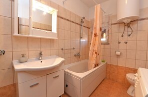 Standard Apartment, 3 Bedrooms (0186) | Bathroom | Deep soaking tub, towels