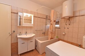 Departamento estándar, 3 habitaciones (0186) | Baño | Tina profunda y toallas 