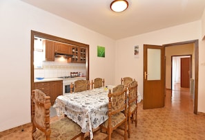 Standard Apartment, 3 Bedrooms (0186) | In-room dining - Apartment 621 (Rovinj)