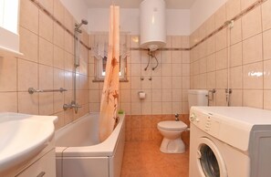 Standard Apartment, 3 Bedrooms (0186) | Bilik Mandi | Tab mandi rendaman dalam, tuala disediakan 