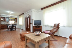 Standard-Apartment, 2 Schlafzimmer (0187) | Wohnbereich | Fernseher