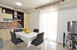 Departamento estándar, 2 habitaciones (628/1500) | Cocina privada | Refrigerador, microondas, horno y parrilla de estufa 