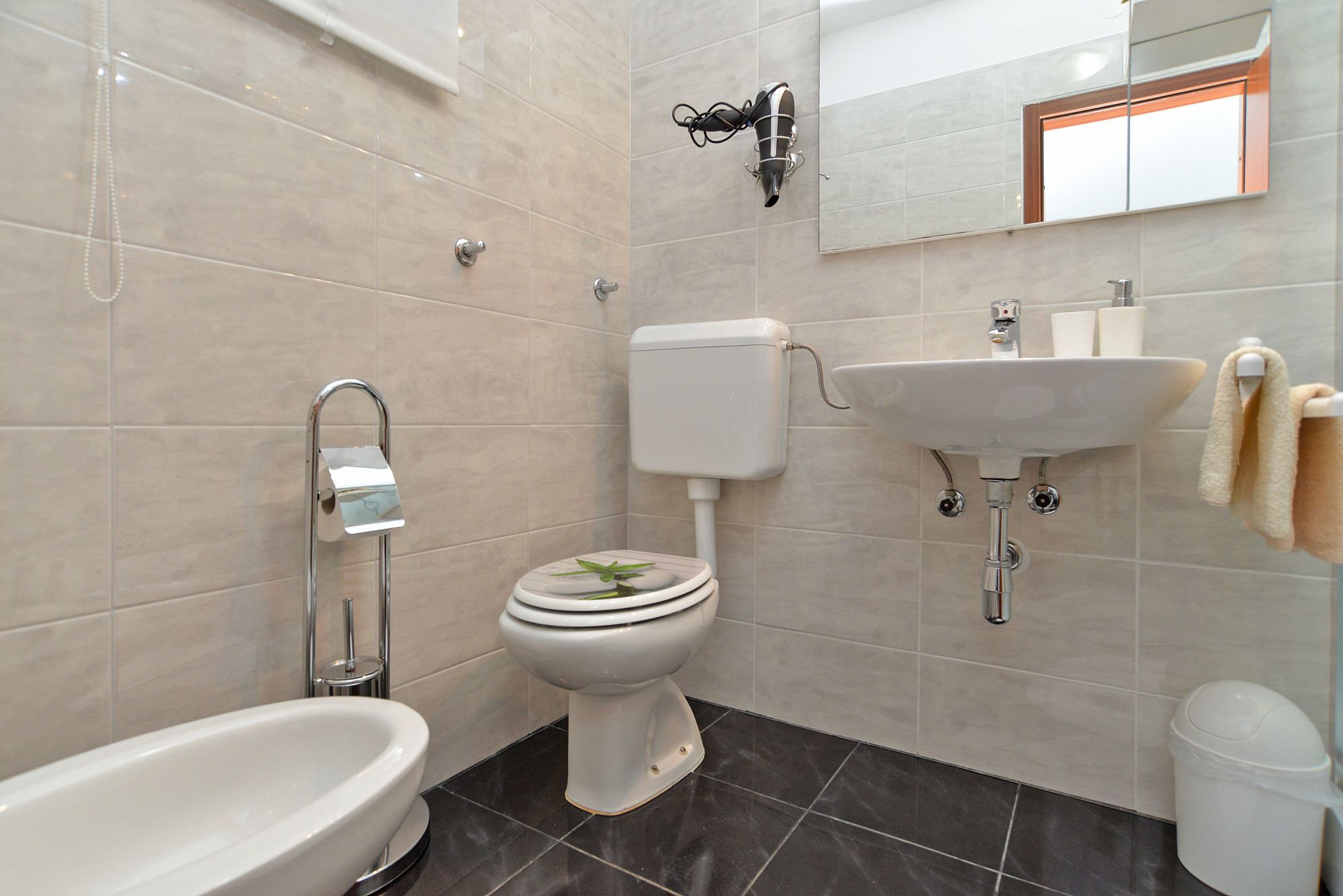 Un baño moderno con bañera, inodoro y lavabo.