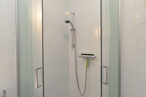 Standard-Apartment, 2 Schlafzimmer (628/1501) | Badezimmer | Dusche, Haartrockner, Handtücher