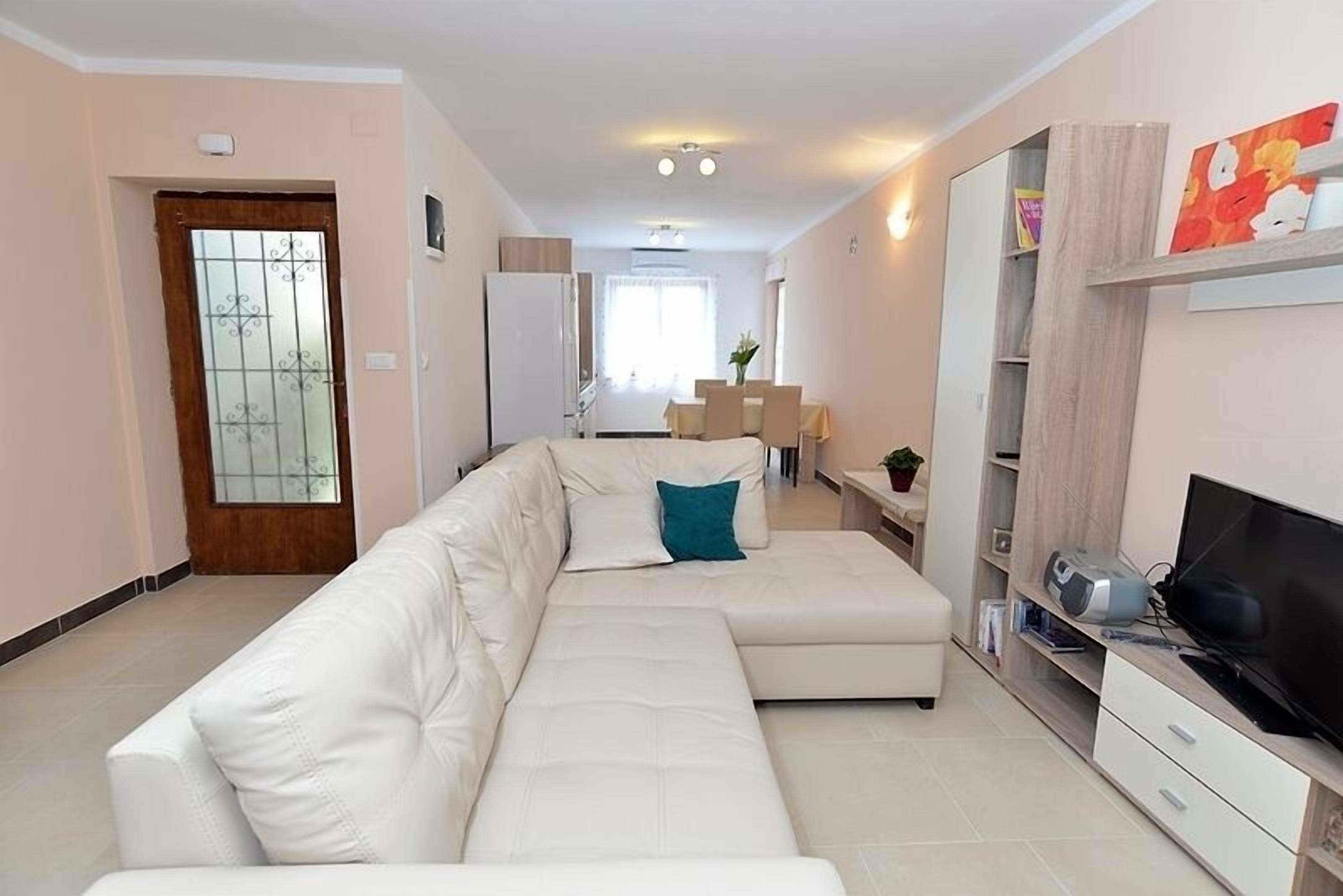 Apartamento estándar, 2 habitaciones (0190) | Zona de estar | Una televisión