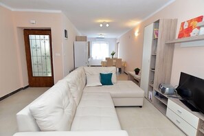 Standard Apartment, 2 Bedrooms (0190) | Living area