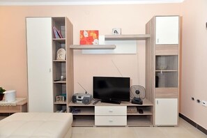 Standard Apartment, 2 Bedrooms (0190) | Living area