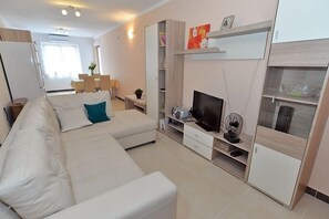 Standard Apartment, 2 Bedrooms (0190) | Living area