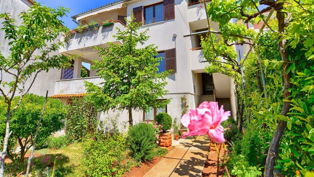 A two-story residential building with a garden in front. - Apartment 640 (Pula)