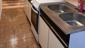 Standard-Apartment, 2 Schlafzimmer (650/1556) | Eigene Küche | Kühlschrank, Ofen, Herdplatte, Wasserkocher mit Kaffee-/Teezubehör