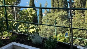 A garden with a view of a lake and boats. - Apartment 650 (Labin)