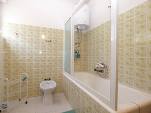 Standard-Apartment, 2 Schlafzimmer (686/1620) | Badezimmer | Komfortbadewanne, Haartrockner, Handtücher