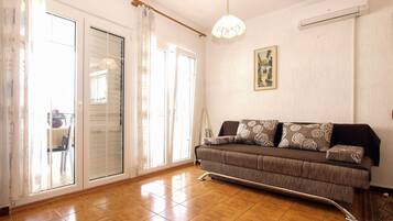 Standard Apartment, 2 Bedrooms (692/1628) | Living area | TV