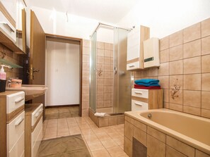 Standard Apartment, 2 Bedrooms (692/1628) | Bathroom