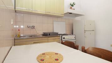 Standard Apartment, 1 Bedroom (0197) | Private kitchen | Fridge, stovetop, coffee/tea maker, cookware/dishes/utensils