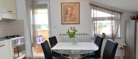 Leilighet – standard, 2 soverom (0198) | Spiseområde på rommet