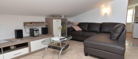 Standard Apartment, 2 Bedrooms (0198) | Living area
