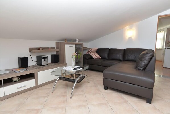 Standard-Apartment, 2 Schlafzimmer (0198) | Wohnbereich | Fernseher