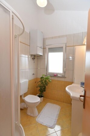 Standard-Apartment, 2 Schlafzimmer (0198) | Badezimmer | Dusche, Handtücher