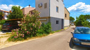 A two-story building with a flat roof and a small balcony. - Apartment 700 (Rovinj)