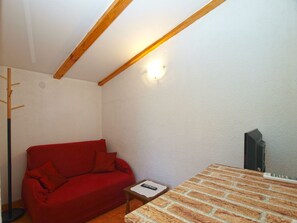 Standard-Apartment, 1 Schlafzimmer (0199) | Wohnbereich | Fernseher