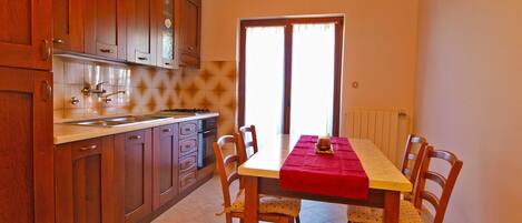 Standard-Apartment, 2 Schlafzimmer (0200) | Essbereich im Zimmer