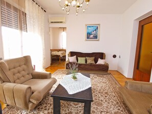 스탠다드 아파트, 침실 3개 (0201) | 거실 공간 | TV