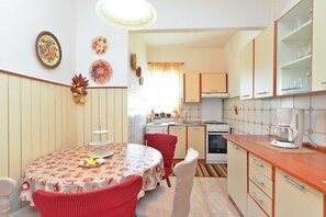 Standard Studio, 2 Bedrooms (725/1693) | Private kitchen | Fridge, microwave, oven, stovetop - Apartment 725 (Fazana)