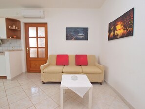 Standard Apartment, 2 Bedrooms (728/1703) | Living area | TV - Apartment 728 (Pula)