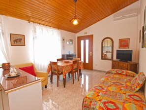 Standard-Apartment, 1 Schlafzimmer (728/1702) | Wohnbereich | Fernseher