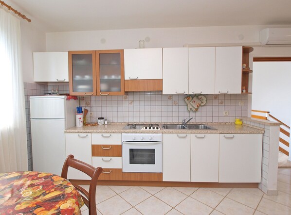 Standard-Apartment, 2 Schlafzimmer (728/1703) | Eigene Küche | Kühlschrank, Ofen, Herdplatte, Kochgeschirr/Geschirr/Besteck