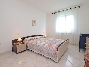 Tabla de planchar con plancha, wifi gratis y ropa de cama 