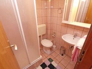 スタンダード アパートメント 1 ベッドルーム (730/1705) | バスルーム | シャワー、ヘアドライヤー、タオル