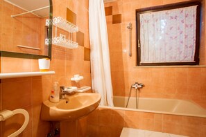Departamento estándar, 2 habitaciones (0210) | Baño | Tina profunda, secadora de cabello, toallas 