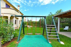 Children’s play area – outdoor