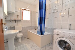 Bañera profunda, secador de pelo, toallas