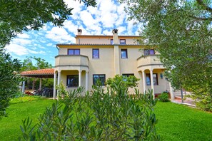 Vista frontal de la propiedad