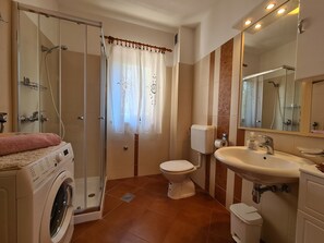 Standard Apartment, 3 Bedrooms (743/1737) | Bathroom