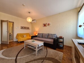 Apartamento estándar, 3 habitaciones (743/1737) | Zona de estar | Una televisión