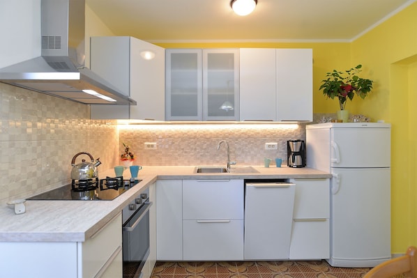 Standard Apartment, 2 Bedrooms (0213) | Private kitchen | Fridge, oven, stovetop, coffee/tea maker