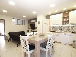 Rumah Standar, 4 kamar tidur (0214) | Dapur pribadi | Lemari es, microwave, oven, dan kompor