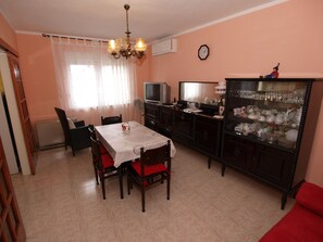 Standard Apartment, 2 Bedrooms (0215) | In-room dining - Apartment 752 (Pula)