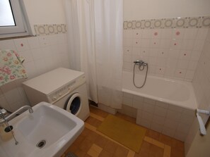 Standard Apartment, 2 Bedrooms (0215) | Bathroom | Deep soaking tub, towels - Apartment 752 (Pula)
