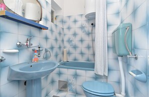 Căn hộ Tiêu chuẩn, 2 phòng ngủ (757/1765) | Phòng tắm | Bồn tắm ngâm, khăn tắm 