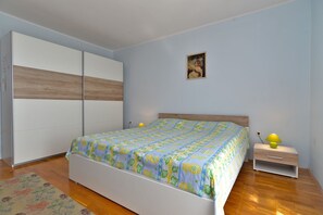 Tabla de planchar con plancha, wifi gratis y ropa de cama 