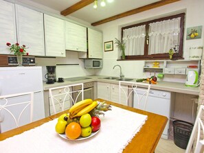 Standard Apartment, 3 Bedrooms (0218) | Private kitchen | Fridge, microwave, oven, stovetop - Apartment 772 (Fazana)