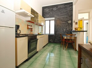 Departamento estándar, 2 habitaciones (0221) | Cocina privada | Refrigerador, horno, parrilla de estufa y lavavajillas 